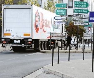  Les transporteurs, même en payant l'amende, gagnent du temps en passant par le centre-ville de Périgueux plutôt que par l'autoroute.  photo arnaud loth