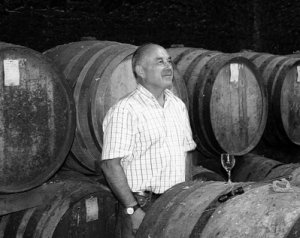 Alain Gaube est le maire de la commune de Labastide d'Armagnac dans les Landes, village parmi les plus beaux de France où il est un producteur d'armagnac réputé et reconnu. Il est unanimement apprécié pour ses vertus simples de bon vivant, sa bonté et son caractère généreux.
