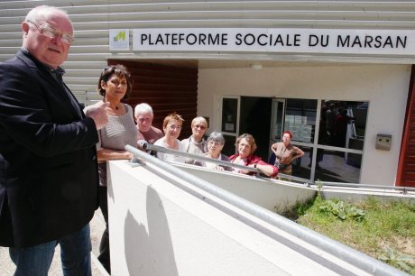  Yves Saphy (à gauche), de la Ligue des droits de l'homme et les représentants des associations caritatives montoises, toutes logées dans la plate-forme sociale du Marsan.  photo pascal bats  