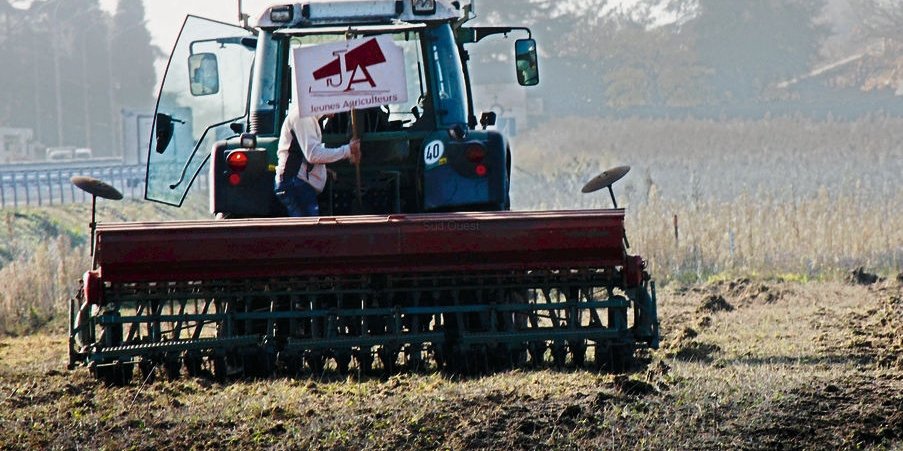  Les Jeunes agriculteurs ne se disent pas opposés au projet de zone commerciale. Ils souhaitent en revanche dénoncer le gaspillage de terres agricoles.  photo Anaïs Lalanne  || LALANNE ANAIS