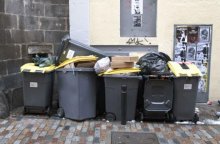 Des poubelles dans une rue. JAUBERT / SIPA
