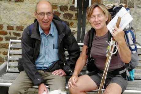 Martin Whitworth et Astrid Jal Dort, avec Foxi, lors de leur halte à Saint-Sever sur la route de Saint-Jacques.  photo m. H.  