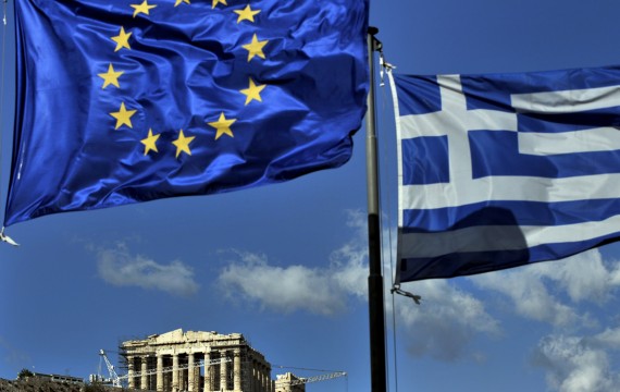 Drapeaux grec et européen (ARIS MESSINIS / AFP)
