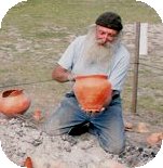 Gwénolé Belbéoc'h est venu cet été deux fois par semaine sur l'airial travailler des poteries ...  voir ...