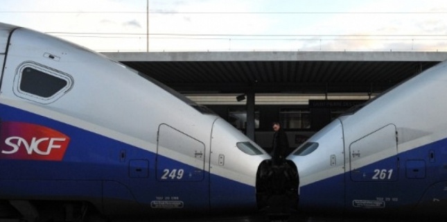 Un TGV en gare de Saint-Pierre-des-Corps (ALAIN JOCARD / AFP)